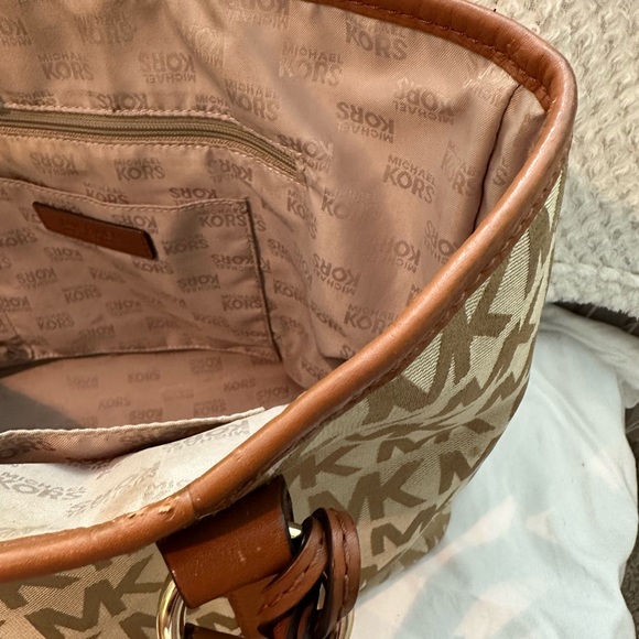 MICHAEL KORS TAN MONOGRAM TOTE 15x9 & ZIP AROUND WALLET - Picture 5 of 16